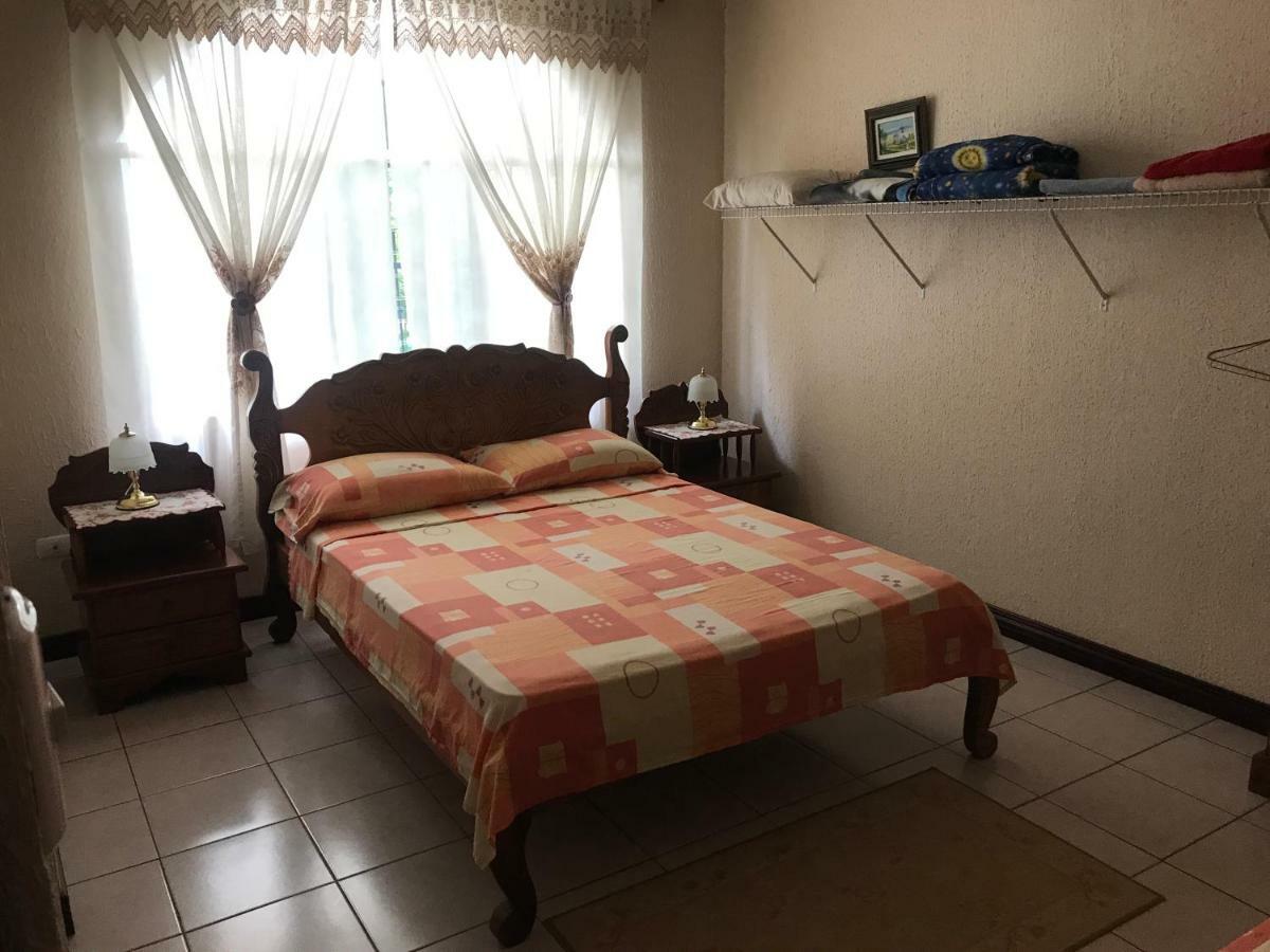 Bed and Breakfast Casa Del Suizo Desamparados  Экстерьер фото